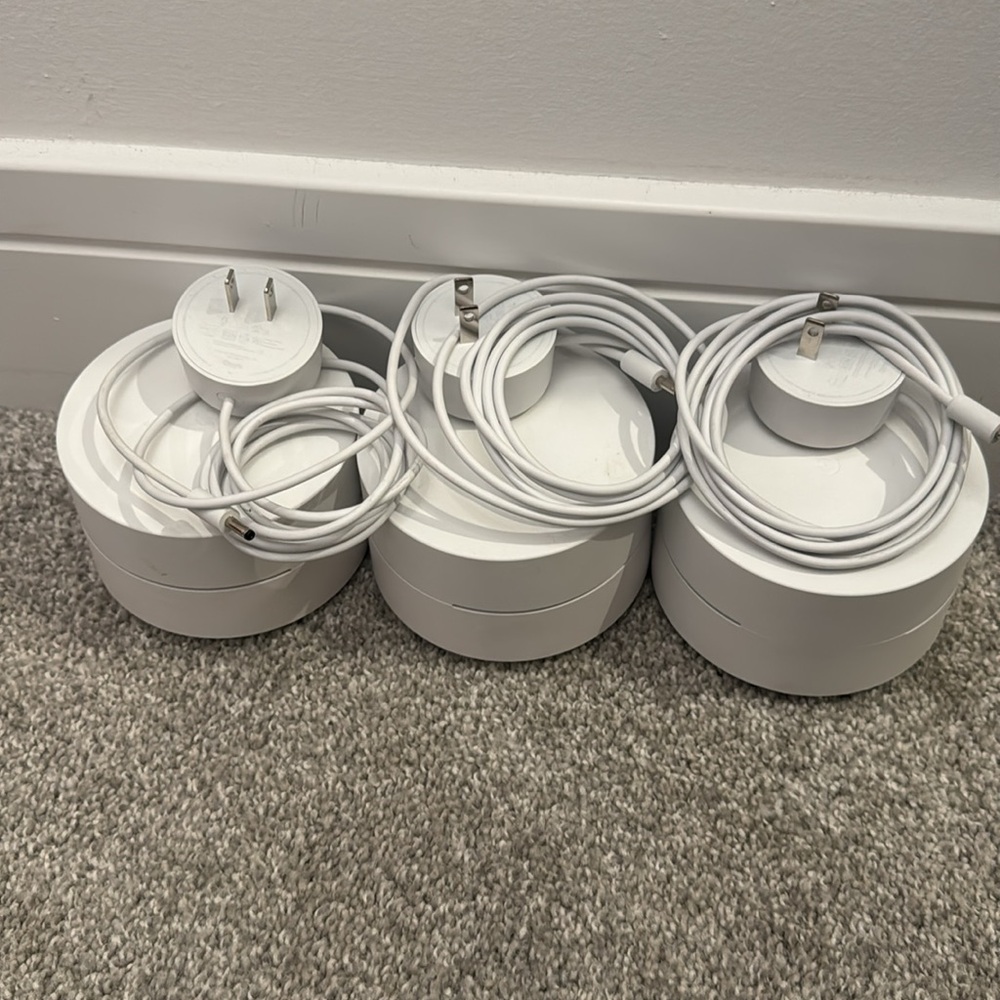 Google WiFi - AC1200 Mesh WiFi System - WiFi Router (3 pack) - Picture 2 of 2